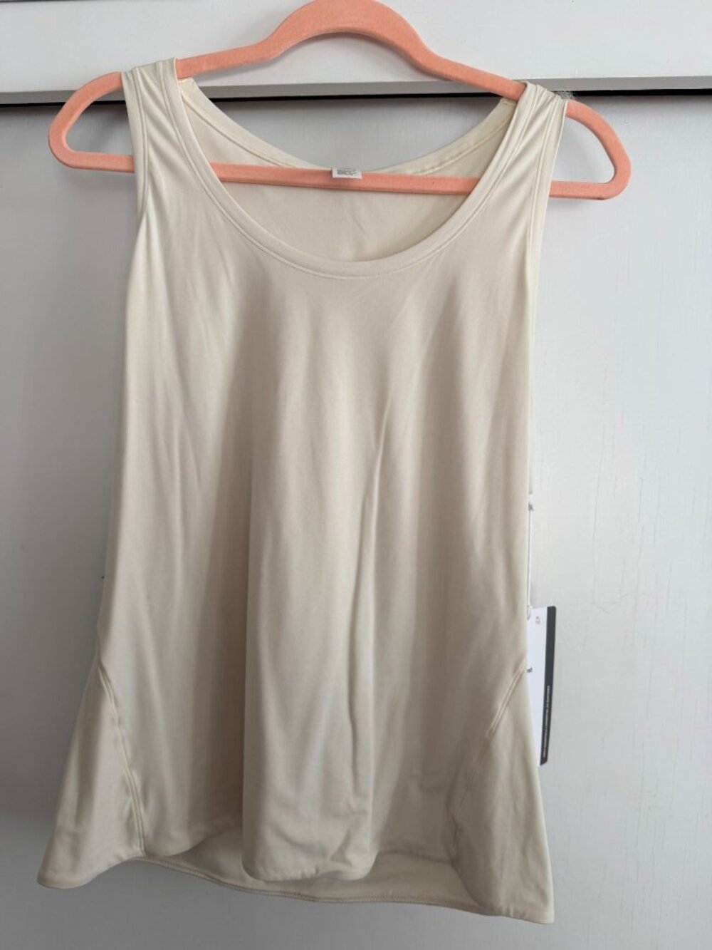 NEW WITH TAGS LULULEMON UNDERMOST SOFT ULTRA NULU SCOOP NECK TANK TOP IN LIGHT I
